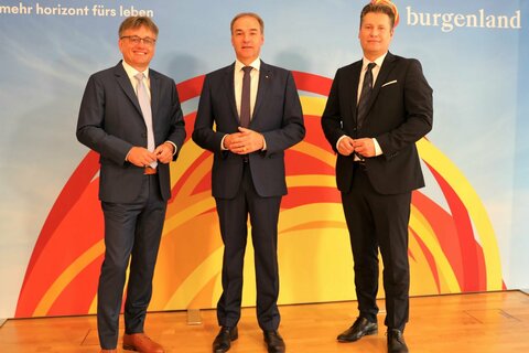 Wirtschaftsagentur Burgenland-Geschäftsführer Mag. Michael Gerbavsits, Wirtschaftslandesrat Dr. Leonhard Schneemann und Wirtschaftsagentur Burgenland-Geschäftsführer Mag. Harald Zagiczek (v. l. n. r.) bei der Präsentation der nächsten wirtschaftspolitischen Maßnahmen im Burgenland, unter dem Motto „Gebündelte Wirtschaftskompetenz“.