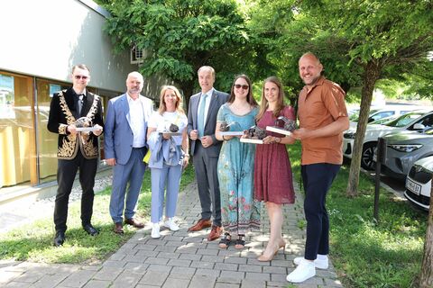 Landesrat Leonhard Schneemann mit dem Künstler Thomas Sailer, der mit dem Goldenen Mistkäfer für seine eindrucksvollen Müll-Kunstwerke ausgezeichnet wurde.