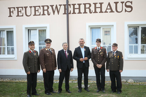 Landesrat Mag. Heinrich Dorner (3.v.r.) mit Bürgermeister Herbert Schedl (3.v.l.) sowie Rattersdorfs Feuerwehrkommandant OBI (Oberbrandinspektor) Florian Paul (2.v.r.), Landesfeuerwehrkommandant-Stellvertreter und Bezirksfeuerwehrkommandant von Oberpullendorf, OBR (Oberbrandrat) Martin Reidl sowie EFM (Ehrenfeuerwehrkommandant) Walter Warlits (l.) und Ehrenverwalter Anton Warlits (r.) vor dem Feuerwehrhaus in Rattersdorf.