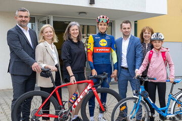 Losradeln der Volksschule Siegendorf mit LanesrAT HEINRICH dORNER UND Radprofi Patrik Konrad