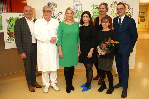 Bürgermeister Georg Rosner, Primarius Dr. Robert Bruckner, Bildungs-Landesrätin Daniela Winkler, Hannah Grandits, Jutta Ochsenhofer, Petra Mikovits, Heilstättenlehrerin im Krankenhaus Oberwart, und Harald Keckeis, Geschäftsführer der Burgenländische