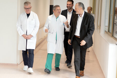 Am Weg zur Pressekonferenz.