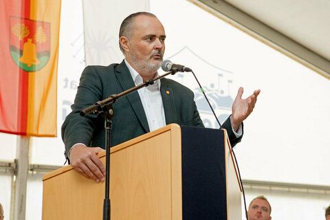 Landeshauptmann Hans Peter Doskozil bei seiner Ansprache im Zuge des Festaktes in der Gemeinde Olbendorf.