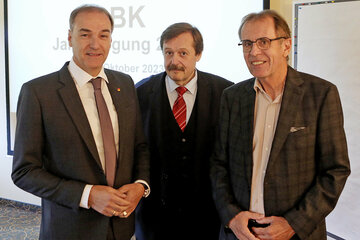 Landesrat Dr. Leonhard Schneemann mit dem Forschungskoordinator des Landes Burgenland, Physiker Werner Gruber und Mag. Dr. Andreas Ranner vom Wissenschaftlichen Dienst des Landes Burgenland (v.l.) vor Beginn der Tagung.