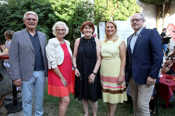 Bildungslandesrätin Daniela Winkler, das VHS-Team und Gäste feierten mit den Absolventinnen und Absolventen deren erfolgreichen Abschluss (v.l.): LRin Daniela Winkler, VHS Geschäftsführerin Dr.in Christine Teuschler (3.v.l.), Stellvertretende Geschäftsführerin Ursula Foki und die VHS-Vorsitzenden Hans Spieß (l.) und Markus Prenner (r.)