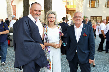 Landeshauptmann Hans Peter Doskozil mit Olivia und Ausstellungskurator Prof. Oliver Rathkolb