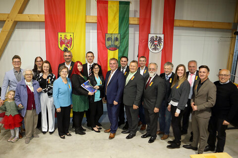 Landesrat Mag. Heinrich Dorner (7.v.l.), Bürgermeister Manfred Degendorfer (Mitte), Ortsvorsteher Herbert Degendorfer (8.v.r.) und Vizebürgermeister Marcel Geissler (2.v.r.) sowie alle Beteiligten, die für das gute Gelingen der Ortschronik sowie des Festes, des 800-jährigen Jubiläums, in Kalkgruben beitrugen.