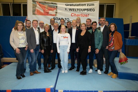 Die erfolgreiche Kunstturnerin im Kreis der Ehrengäste beim Empfang in Mattersburg