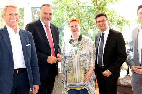 Der Wirtschaftsdelegierte Peter Hasslacher vom AußenwirtschaftsCenter Laibach, die österreichische Botschafterin in Slowenien, Sigrid Berka sowie Projektmanager Paul Olynec informierten Landeshauptmann Hans Peter Doskozil und Landesrat Christian Illedits über die regen Wirtschaftskontakte zwischen dem Burgenland und Slowenien sowie über slowenische Interreg-Projekte unter Beteiligung des BfI Burgenland.