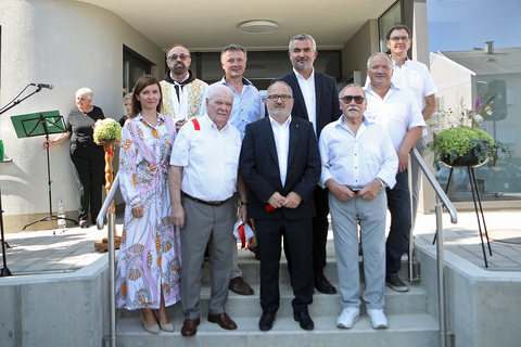 Landesrat Mag. Heinrich Dorner (3.v.r., hinten) mit Bürgermeister Christian Balogh (vorne, 2.v.r.) sowie ehemaligen Gemeindevertretern und aktuellen Gemeindevertretern in Nikitsch.