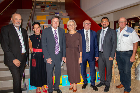 Landeshauptmann Hans Peter Doskozil, die stellvertretende Direktorin Brigitte Steiner, der ehemalige Direktor OSR Lorenz Pridt, Direktorin Petra Beck, BEd., ihr Vorgänger als Direktor, OSR Hans Schrammel, Bürgermeister LAbg. Kilian Brandstätter und Vizebürgermeister a.D. Hans Hackstock vor der neuen Lesetreppe der Mittelschule Gols.