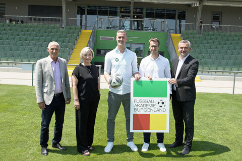 BFV-Präsident Günter Benkö, Bürgermeisterin Claudia Schlager, Stefan Maierhofer, Patrick Glavanics und Sport-Landesrat Heinrich Dorner (v.l.).