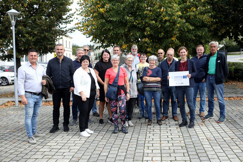 Gruppenfoto mit Landesrat Mag. Heinrich Dorner (2.v.l.), Vizebürgermeisterin Gabriele Hafner (4.v.l.) und Tina Wurm (3.v.r.) von der Mobilitätszentrale Burgenland sowie Beteiligten beim GEHspräch in Lockenhaus.