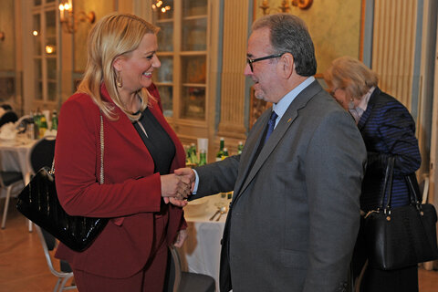 Landesrätin Daniela Winkler und Bischof Michael Chalupka im Gespräch am Rande des Empfangs anlässlich der Synode der Evangelischen Kirche Österreichs in Eisenstadt.