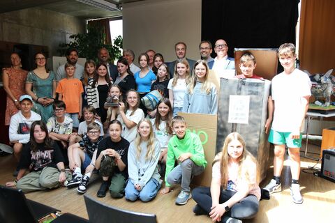Landesrat Leonhard Schneemann mit den Schülerinnen und Schülern der Ecole Güssing, deren innovativer Videobeitrag prämiert wurde.