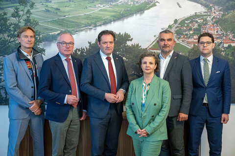 LR Heinrich Dorner beim Runden Tisch mit Landewirtschaftsminister Norbert Totschnig.