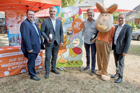 Landesrat Mag. Heinrich Dorner (2.v.l.) mit Landtagsabgeordneten Bürgermeister Roman Kainrath (Lutzmannsburg), Sonnentherme-Geschäftsführer Mag. Werner Cerutti, Bürgermeister Paul Fercsak (Frankenau) (v.l.) und Maskottchen Sunny Bunny beim Festakt in Lutzmannsburg.