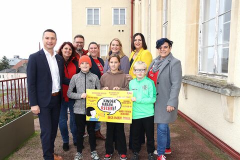 Landtagspräsident Robert Hergovich, Dagmar Schlager, Michael Sgartz ( Stv. Landesvorsitzender), Anna - Sophie Prünner ( Lgf.in Kinderfreunde Burgenland), Landesrätin Daniela Winkler, LH-Stv. Astrid Eisenkopf, Eva- Christina Wolf (Landesvorsitzende Kinderfreunde Burgenland) und SchülerInnen.