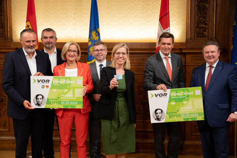 Burgenlands Landeshauptmann Hans Peter Doskozil und Verkehrslandesrat Heinrich Dorner, Niederösterreichs Landeshauptfrau Johanna Mikl-Leitner und Verkehrslandesrat Ludwig Schleritzko, Bundesministerin Leonore Gewessler sowie Stadtrat für die Wiener Stadtwerke, Peter Hanke, und Bürgermeister Michael Ludwig; (v. l. n. r.)