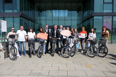 Landesrat Heinrich Dorner übergibt Fahrräder an Studierende der Hochschule Burgenland