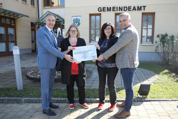 Landesrat Dr. Leonhard Schneemann mit Alexandra Weber und Margit Schranz sowie Bürgermeister Christian Pinzker vor dem Gemeindeamt in Unterkohlstätten (v.l.).
