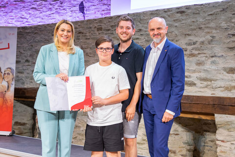 Bildungslandesrätin Mag.a (FH) Daniela Winkler und Bildungsdirektor Mag. Heinz Josef Zitz mit den Kehlkopfpiraten der MS Stegersbach