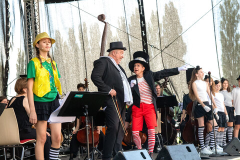 „Nola Note“ Uschi Zezelitsch, „Konrad Kontrabass“ Manfred Schweiger und „Pina Piccolo“ Anna Le Bras-Frenner begeisterten mit einer bunten, fantasievollen Show gemeinsam mit den Schülerinnen und Schülern der Musikschule Mattersburg sowie der Musikklassen des BG/BRG Mattersburg die Kinder im Pappelstadion.