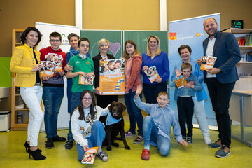 Gruppenbild anlässlich der Pressekonferenz „Fit4Diversity“ in Mattersburg mit (v.l.n.r.) Carina Pinzker (Projektleitung fit4diversity), Barbara Nikles (Elternvereins Obfrau), Claudia Schlager (BGM Mattersburg), Landesrätin Daniela Winkler, Sonja Sieber (Dir. ASO Mattersburg), Daniel Karazsony (Projektleiter Gästehäuser Burgenland) mit Kindern der ASO Mattersburg