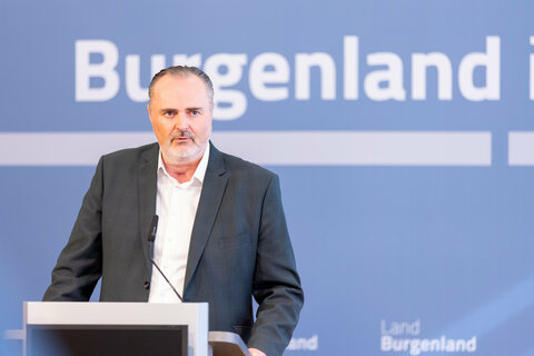 Landeshauptmann Hans Peter Doskozil bei der Präsentation des vierten Rechenschaftsberichts der Burgenländischen Landesregierung.