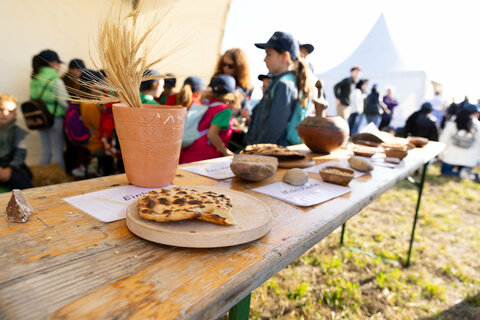 Kochen wie in der Jungsteinzeit steht genauso am Programm des Aktionstages wie eine Rätselrally sowie ein Workshop zum Erlernen neolithischer Handwerkstechniken.