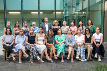 LR Dr. Leonhard Schneemann, Vortragende Dr. Belinda Mikosz und Lehrgangsmanagerin Natalie Moser, BA MA, mit den anwesenden Lehrgangsabsolventinnen.