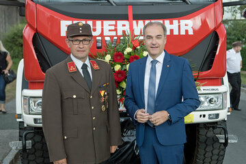 Landesrat Dr. Leonhard Schneemann mit Kommandant Oberbrandinspektor (OBI) Andreas Fleck (v.r.) von der Freiwilligen Feuerwehr Redlschlag vor dem neuen TLFA 2000.
