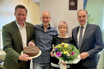 Wirtschaftslandesrat Dr. Leonhard Schneemann bei seinem Besuch im Frisörsalon von Elke Plank in Schattendorf anlässlich des 30-jährigen Betriebsjubiläums (v.l.): Bürgermeister Thomas Hoffmann, Werner Plank, Elke Plank und Wirtschaftslandesrat Leonhard Schneemann