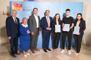 Gruppenbild mit allen PreisträgerInnen. V.l. Mag. Dr. Günther Stefanits, Irmgard Jurkovich, PD Mag. Dr. Erich Draganits, LR Dr. Leonhard Schneemann, Hannah Wondra, Nikolai Borota, Florentina Fuith