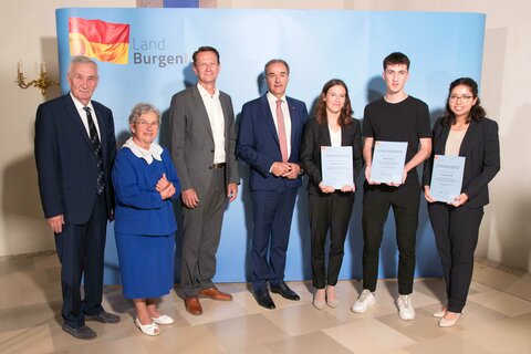 Gruppenbild mit allen PreisträgerInnen. V.l. Mag. Dr. Günther Stefanits, Irmgard Jurkovich, PD Mag. Dr. Erich Draganits, LR Dr. Leonhard Schneemann, Hannah Wondra, Nikolai Borota, Florentina Fuith