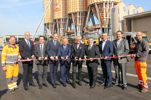 Die ASFINAG-Geschäftsführer Andreas Fromm und Stefan Siegele, die ASFINAG-Vorstände Hartwig Hufnagl und Josef Fiala, ecoplus-Geschäftsführer Helmut Miernicki, Landtagsabgeordneter Werner Friedl, der Brucker Bürgermeister Gerhard Weil, Landesrat Ludw