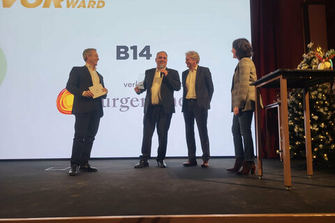 B14 gewinnt Wahl zur beliebtesten Buslinie in der Ostregion - VBB-Geschäftsführer Wolfgang Werderits nimmt die Auszeichnung entgegen
