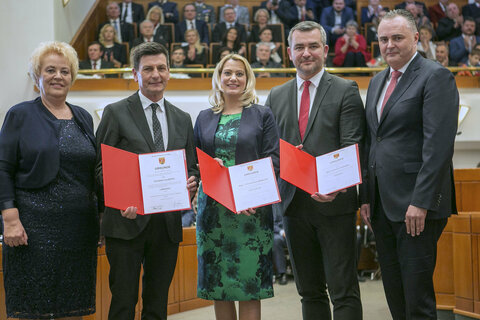 Christian Illedits, Daniela Winkler und Heinrich Dorner von der neuen Landtagspräsidentin Verena Dunst als Mitglieder der Burgenländischen Landesregierung angelobt