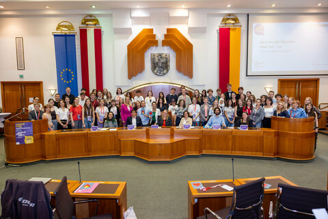 Jugendlandesrätin Mag.a (FH) Daniela Winkler mit der Jury und den Teilnehmerinnen und Teilnehmern des 72. Bundesjugendredewettbewerbs.