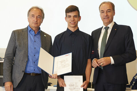 Landesrat Leonhard Schneeman (r.) gratulierte Stefan Fischer (Mitte) zu seinem zweiten Platz.