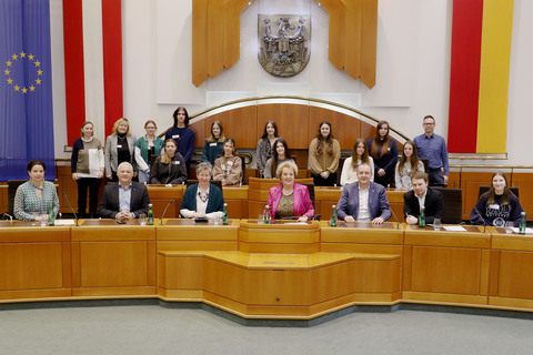 DDr. Barbara Glück (l., vorne) und Landtagspräsidentin Verena Dunst (4.v.r., vorne) sowie Auslandsdiener Jonathan Dorner (2.v.r., vorne) mit Grünen Klubobfrau Mag.a Regina Petrik (3.v.l.), den Landtagsabgeordneten Gerhard Bachmann (2.v.r., vorne) und Gerald Handig (2.v.l., vorne) sowie den Schülerinnen und Schülern der Klasse 6a.