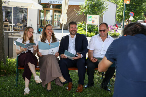 Landeshauptmann-Stellvertreterin Anja Haider-Wallner präsentierte mit Johanna Aufner, Architekturraum Burgenland und ViA ZT Architektur KG, dem Pöttelsdorfer Bürgermeister Christian Kurz und Pöttelsdorfs Vizebürgermeister Roland Piller die Dorfentwicklungsstrategie 2026