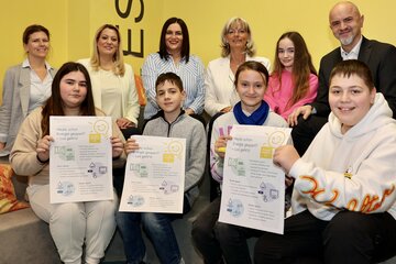 Landeshauptmann-Stellvertreterin Mag.a Astrid Eisenkopf (3.v.l. hinten), Landesrätin Mag.a (FH) Daniela Winkler (2.v.l. hinten), Bürgermeisterin, Landtagsabgeordnete Elisabeth Böhm (3.v.r. hinten), Bildungsdirektor Mag. Heinz Josef Zitz (hinten rechts) und Direktorin Margit Luisser, MEd, M.A. (l. hinten) mit Schülerinnen und Schülern der Neuen Sportmittelschule Neusiedl am See.