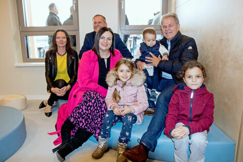 Kinderkrippenleiterin Angelika Schmidt, Vizebürgermeister Martin Horak, Landeshauptmann-Stellvertreterin Mag.a Astrid Eisenkopf und Purbachs Bürgermeister Ing. Harald Neumayer und die Kinder fühlten sich schon bei der Eröffnung in der neuen Kinderkrippe „Wunderwald“ wohl.