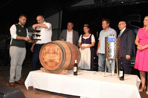 Landeshauptmann Hans Peter Doskozil (2.v.l.) schenkte die ersten edlen Tropfen des Rotweines aus.