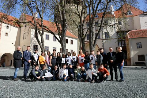 Bildungslandesrätin Mag. (FH) Daniela Winkler gratulierte zu den 20.000 Besucher*innen der Friedenswochen.