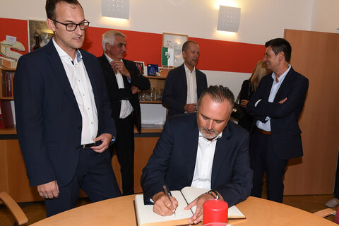 Landeshauptmann Hans Peter Doskozil trug sich in das „Goldene Buch“ der Gemeinde ein.
