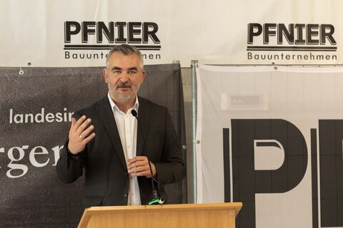 Landesrat Heinrich Dorner spricht bei der Gleichenfeier.