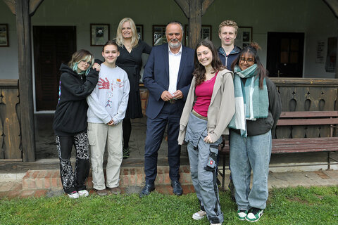 Landeshauptmann Hans Peter Doskozil (Mitte) und Petra Werkovits (3.v.l.) mit einer Schulklasse der HTL Hallein, die das Künstlerdorf im Ortsteil Neumarkt an der Raab (Gemeinde St. Martin an der Raab) besuchten.