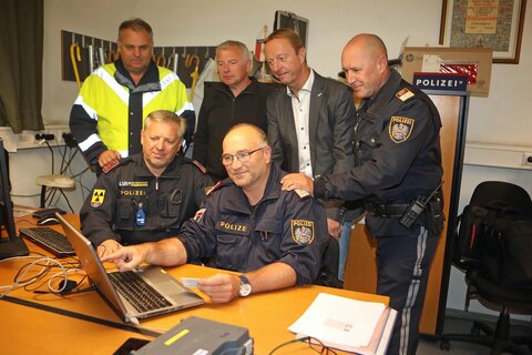 Landeshauptmann-Stellvertreter Johann Tschürtz (2.v.r. hinten) mit Einsatzleiter Oberst Andreas Stipsits (hinten rechts) sowie Kurt Luisser (2.v.l. hinten) und Beamten bei ihrer Arbeit beim landesweiten Planquadrat.